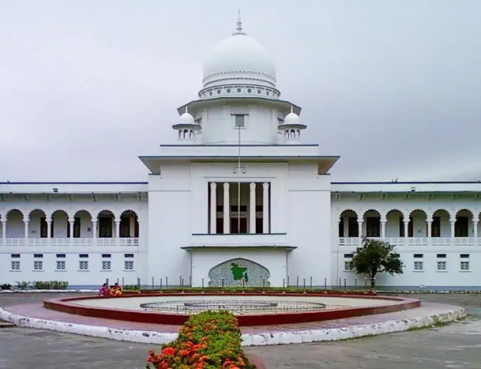 হাইকোর্টের ১২ বিচারপতিকে ছুটিতে পাঠানোর সিদ্ধান্ত